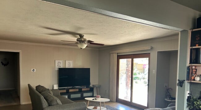 Walk to Campus from This Spacious 3BR/2BA Home (Room for Rent) - Walk to Campus from This Spacious 3BR/2BA Home (Room for Rent)