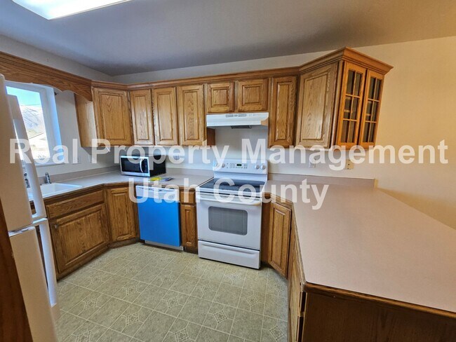 Building Photo - Spanish Fork home, new paint and carpet