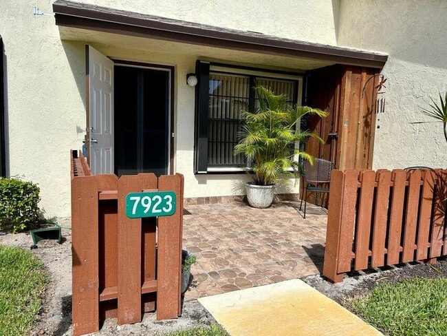 Foto del edificio - 7923 SE Villa Cir