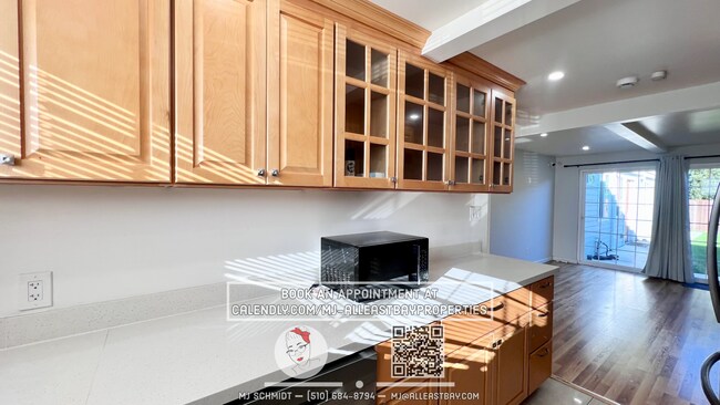 Foto del edificio - 3 bedroom home in El Sabrante with EV charger, 2 paring spots, 1 car garage, ac/heat, fenced in y...