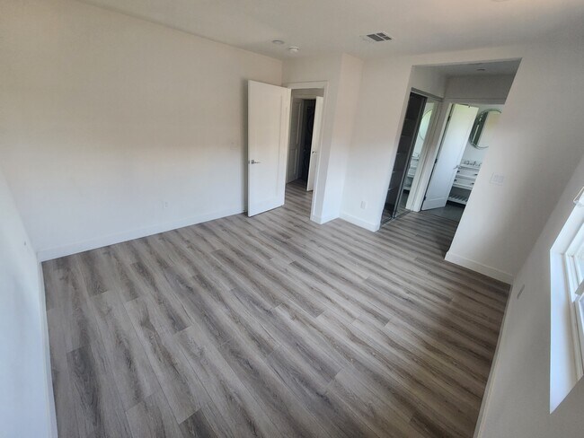 Building Photo - 10146 Fernglen Ave