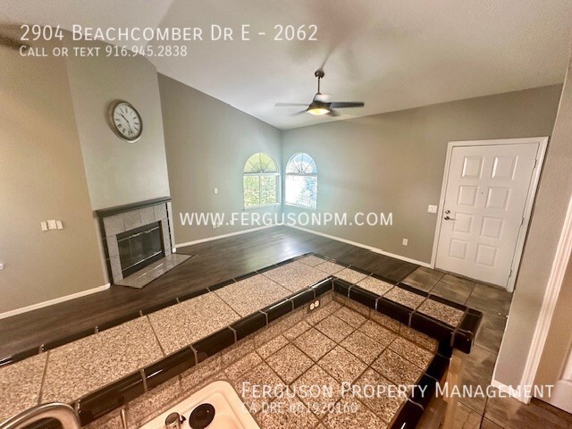 Building Photo - Well Maintained Upper Level Condo in Rockl...
