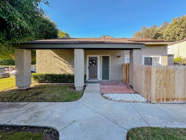 Building Photo - Completely Renovated 3+ Bed, 2 Bath Tierra...
