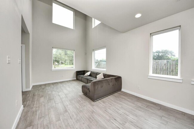 Foto del edificio - 4228 Bellfort Ave