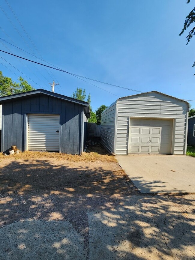 Building Photo - Charming Old-School 4-bedroom Home for Rent!