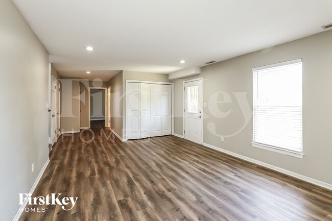 Building Photo - 904 E Madelyn Dr