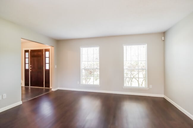 Building Photo - 19015 Oakway Dr