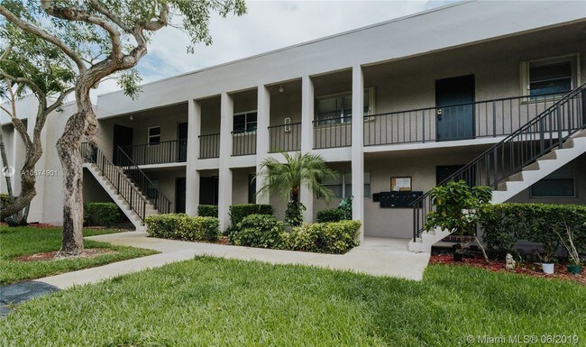Building Photo - 8530 Old Country Manor