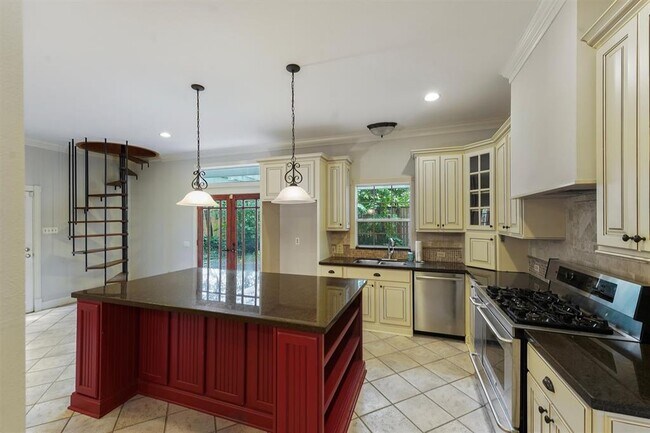Building Photo - 3126 Wroxton Rd