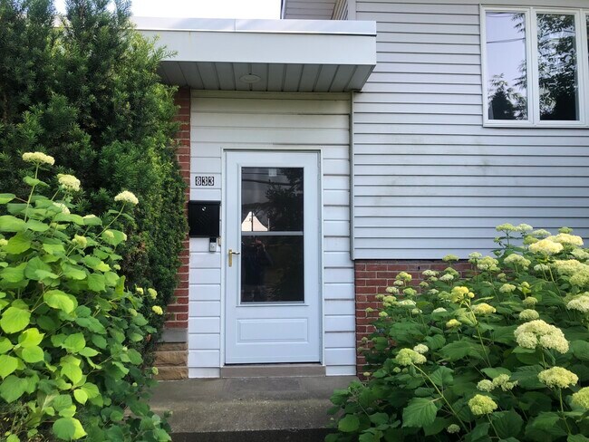 Building Photo - 833 Leamington Ave