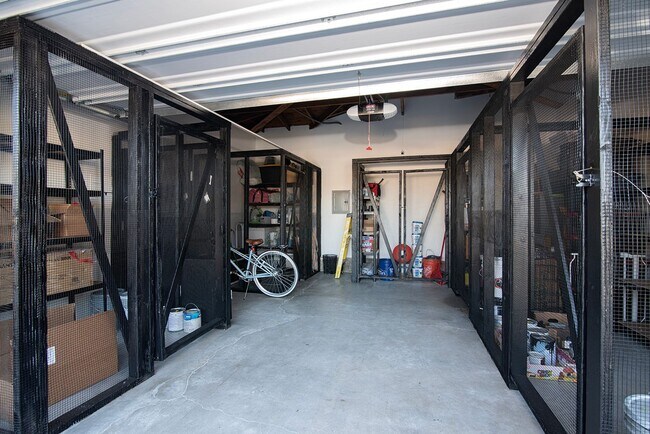 Building Photo - Live Oak 31-35