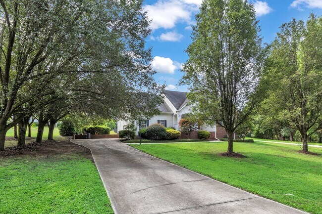 Building Photo - Ranch Floorplan with Upstairs Bonus Room o...