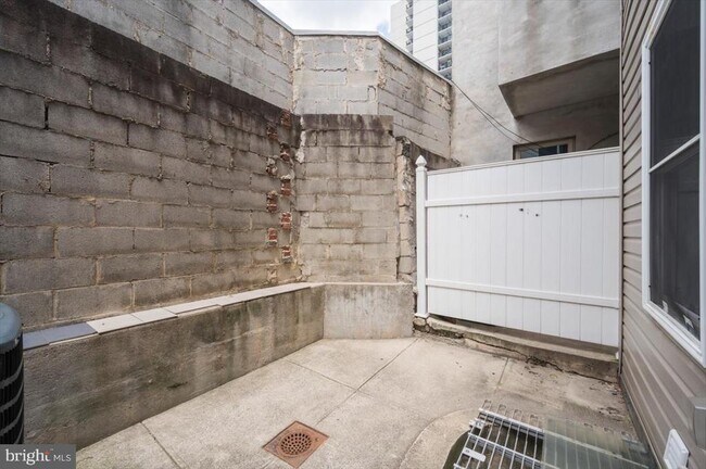 Building Photo - 528 S 13th St