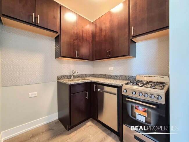 Foto del edificio - 0 bedroom in CHICAGO IL 60625