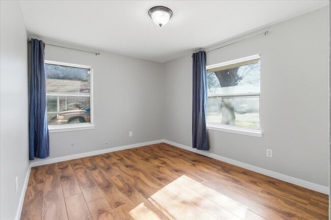 Building Photo - "Charming 3-Bedroom Retreat with 2 Full Baths in Farmers Branch"