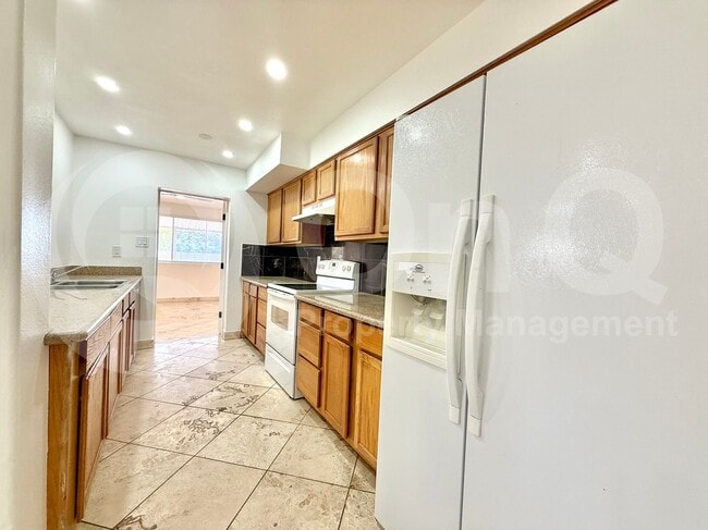 Building Photo - 3006 S Dromedary Dr