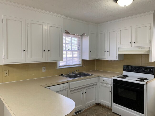 Foto del edificio - Split Level House in Campbell County School District