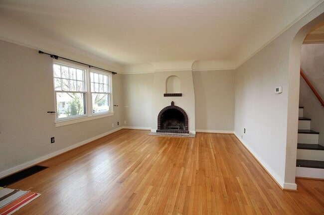 Building Photo - Spectacular 3 Bed English Tudor in the Perfect Sellwood-Moreland Location!