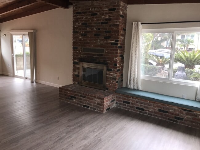 Building Photo - Del Mar Beach Duplex with Garage