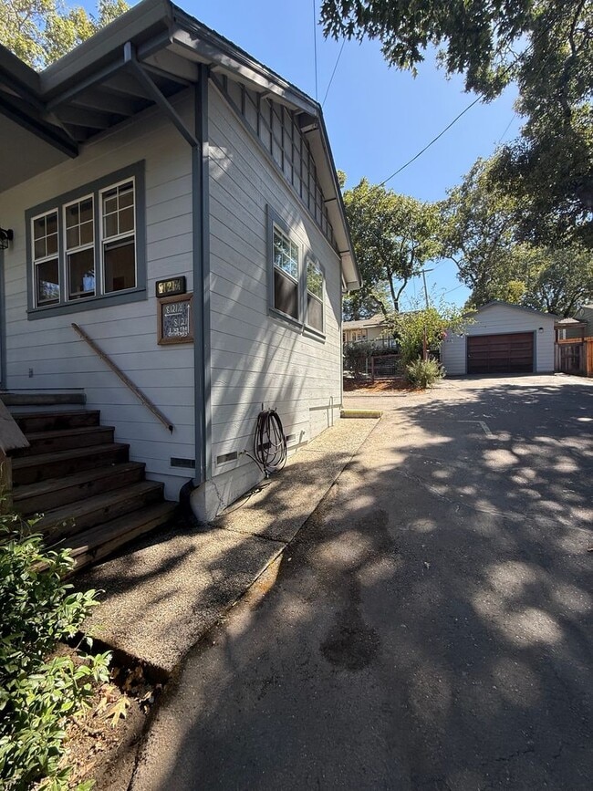 Building Photo - 2 bedroom/ 1 Bathroom 2 Story Home for Rent in Cotati!