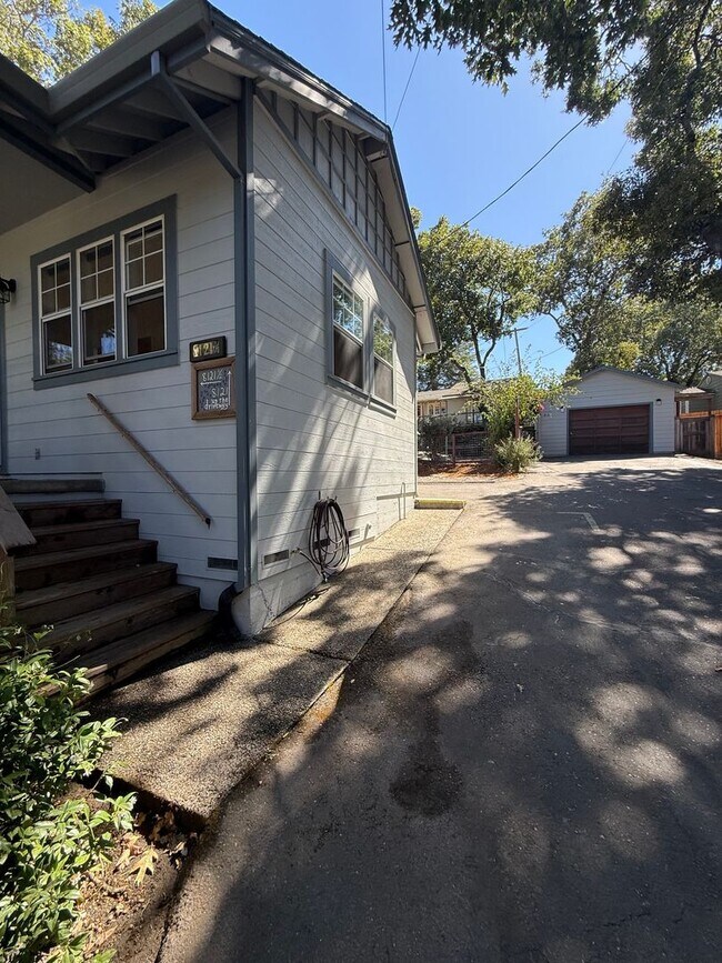 Foto del edificio - 2 bedroom/ 1 Bathroom 2 Story Home for Rent in Cotati!
