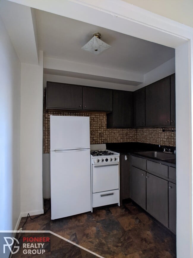 Building Photo - 739 W Belmont Ave