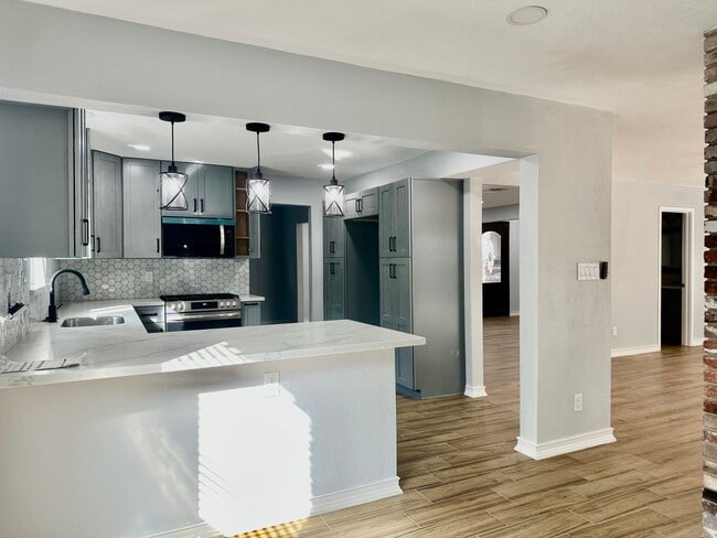 Building Photo - 10615 Piping Rock Ln