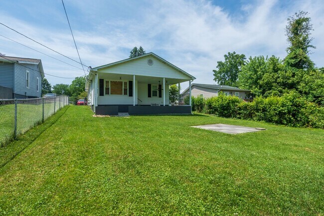 Foto del edificio - 3 bed and 1 bath house with fenced yard  in Johnson City