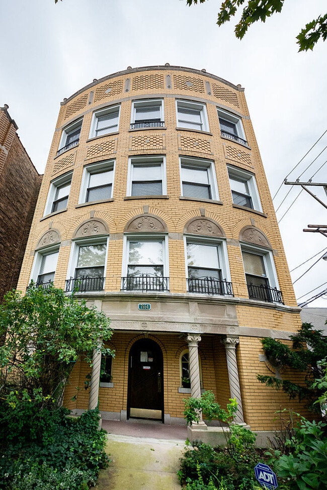 Building Photo - 7554 N Claremont Ave