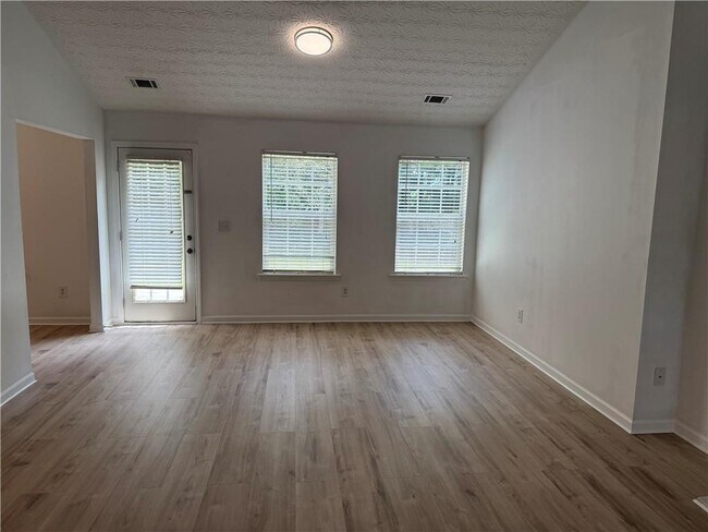 Foto del edificio - 3720 Crescent Walk Ln NE