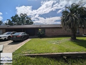 Building Photo - 979 Live Oak Dr