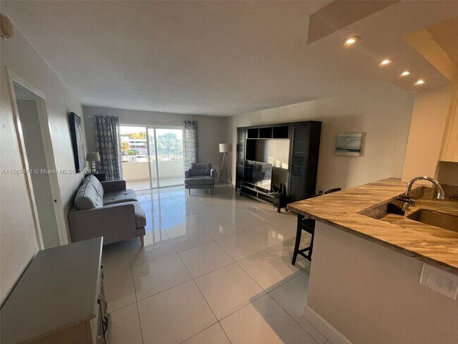 Foto del edificio - 220 Kings Point Dr