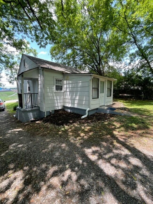 Foto del edificio - Maryville 37804 - 2 bedroom, 1 bath home Short term or Long term lease options - Call Debra Johns...