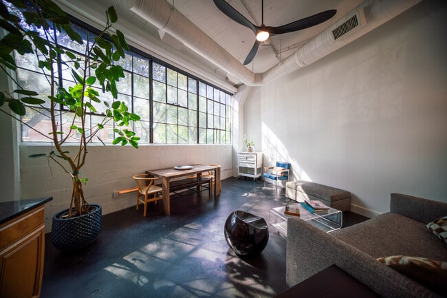 Foto del edificio - 2220 Canton St