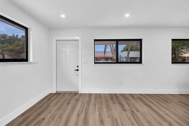 Foto del edificio - 321 NW 25th Ct