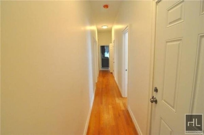 Building Photo - HENDRIX STREET 4BD/1BA HUGE SPACE