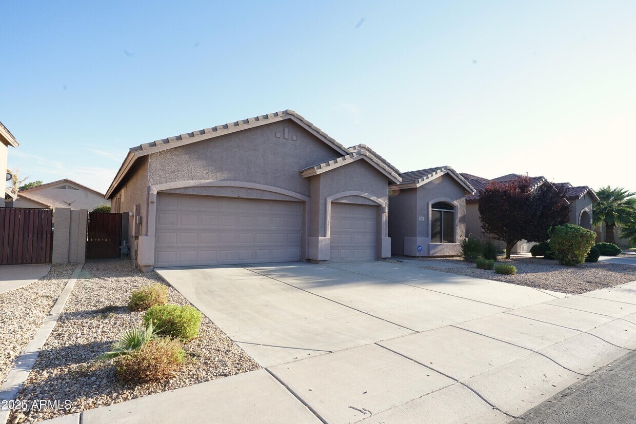 Foto principal - 7227 W Paradise Ln