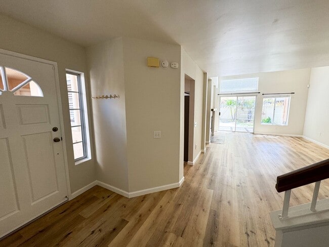 Building Photo - Eastlake : 2 bed, 2.5 bath vaulted ceiling...