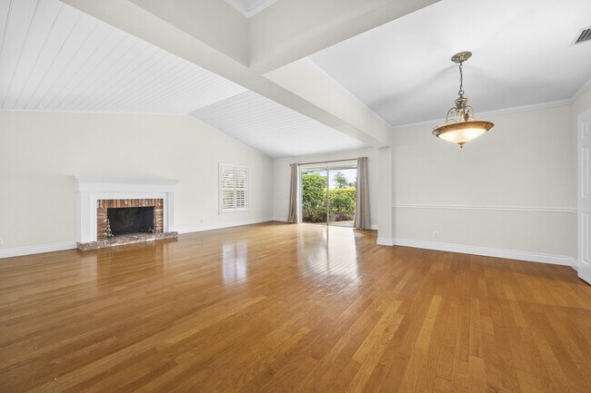 Building Photo - 222 Fairway W