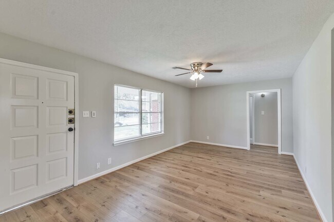 Building Photo - 9202 Chatwood Dr