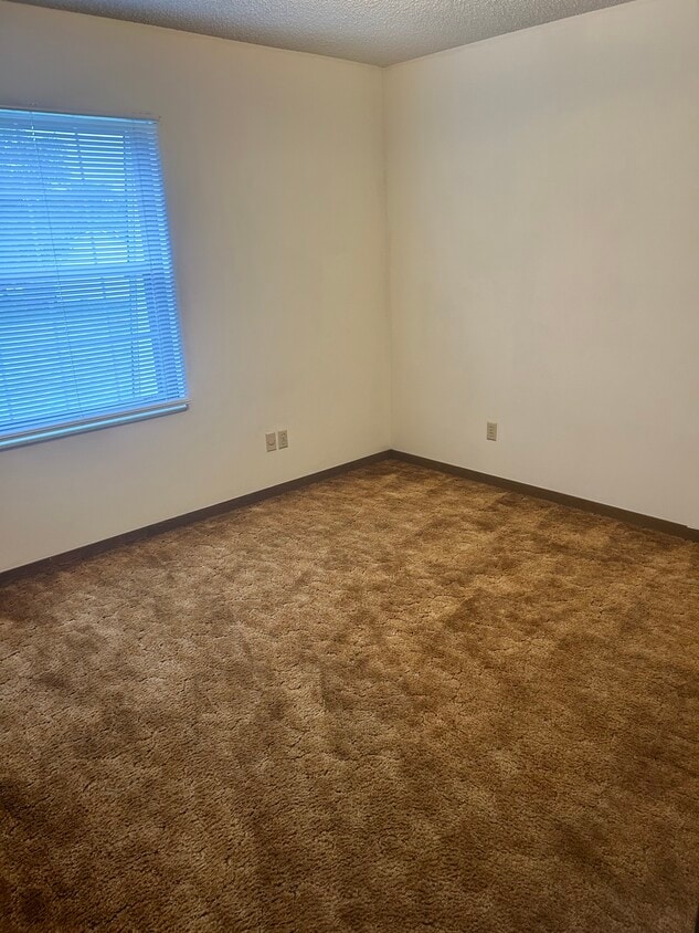 Building Photo - 204 Crestview Dr