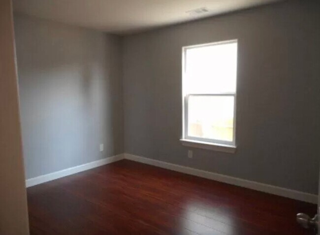 Building Photo - Beautiful & Cozy 4 Bedroom Home with Modern Upgrades!