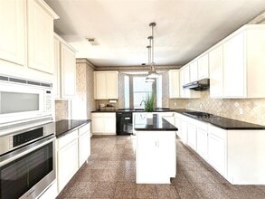 Building Photo - 1916 Lakewinds Dr