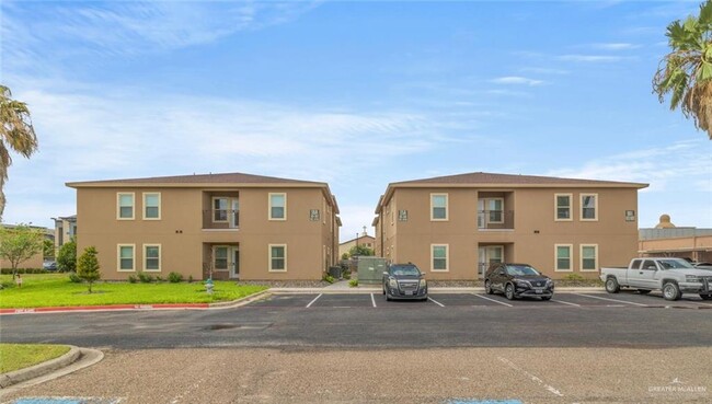 Building Photo - 900 E Redbud Ave