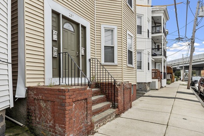 Building Photo - 237 Walnut St