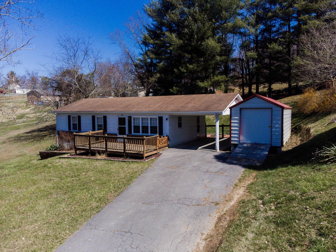 Primary Photo - 819 Anderson Ave