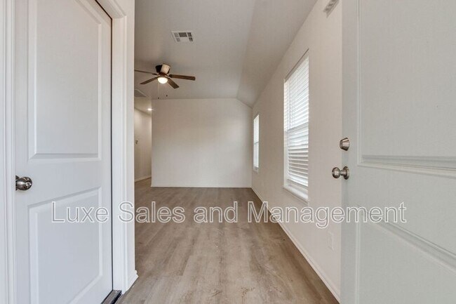 Building Photo - 11613 Mackenzie Wy