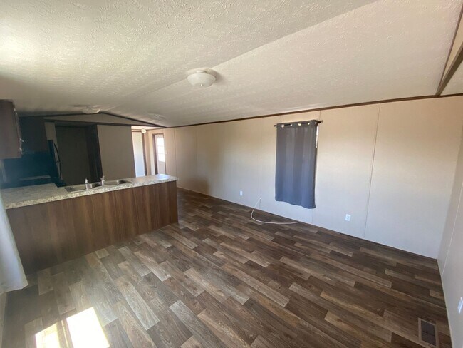 Foto del edificio - HOME FOR RENT IN THE FAR EASTSIDE