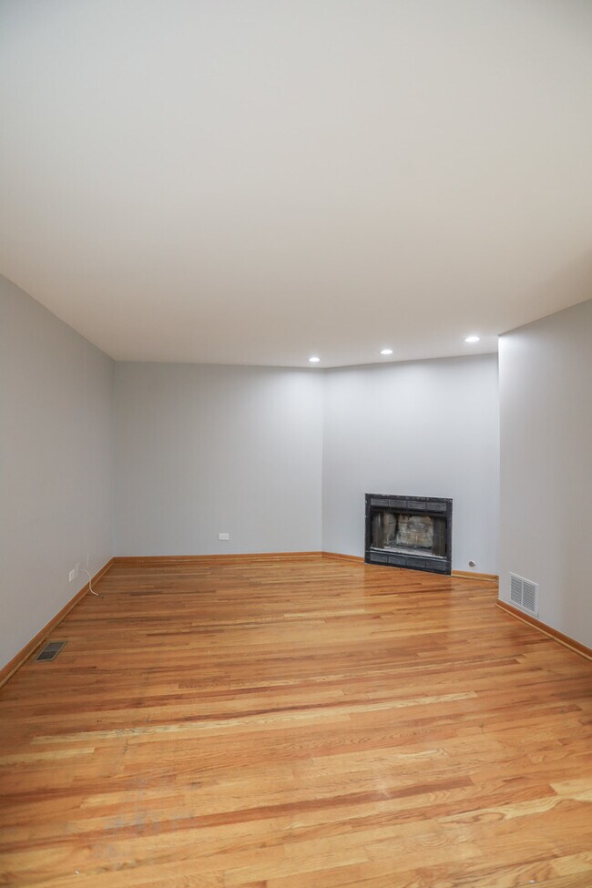 Building Photo - 1918 N Halsted St