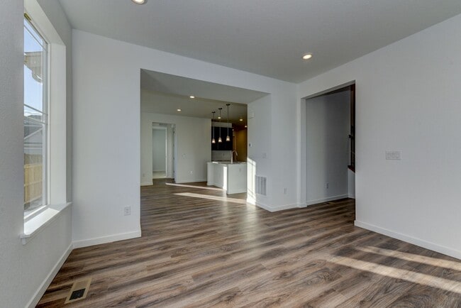Building Photo - Beautiful 4 bed, 3 bath Townhome with 2 car garage ready for move in!